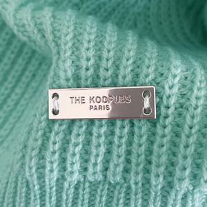 Venta al por mayor diseñado Cadena de cuello de metal para coser etiquetas de logotipo de ropa estilo letra etiquetas de ropa con agujeros perforados a mano - Product Image 5