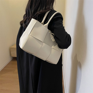 Bolso Tote Tejido de Moda para Mujer, Impermeable, de PU, Pequeña Capacidad, con Correa Ajustable y Cadenas, Minimalista, Moderno, para Uso Diario - Product Image 5
