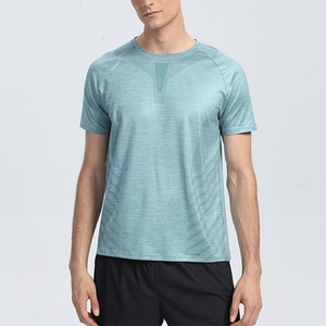 T-shirt de sport ajusté personnalisé à séchage rapide, vêtements de sport en gros, vêtements d'entraînement pour hommes, t-shirt de course à manches courtes pour la salle de sport - Product Image 1
