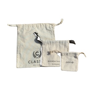 Pochette en toile de coton personnalisée en gros pour bijoux, biodégradable, avec rubans noirs – pour bracelets et bagues, certifiée GOTS - Product Image 1