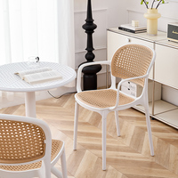 Chaise de salle à manger en plastique de style nordique européen moderne OEM pour la maison, le bureau, le bar à domicile, l'appartement, le restaurant et les cafés