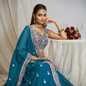 ชุดเลเฮนกาผ้าจอร์เจตต์แบบกึ่งสำเร็จรูป ปักด้วยด้ายซีเควนซ์และด้ายซารี พร้อมชุดชั้นในผ้าตาข่ายซ้อนชั้น จับคู่กับเสื้อจอร์เจตต์และผ้าคลุมไหล่ - Product Image 1