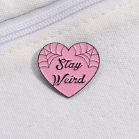 Bros Enamel Bertuliskan Tekstur Jaring Laba-laba Gaya Punk Warna Pink Love Stay Weird, Hadiah untuk Teman, Aksesoris Pakaian, Perhiasan