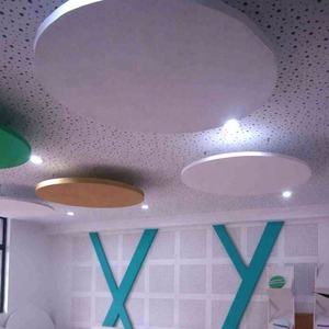 Paneles Acústicos Circulares Colgantes de Techo de 4x8 pies, Económicos, de China, con Buena Absorción de Sonido - Product Image 1
