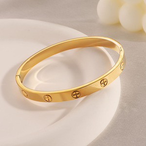 Modisches Schmuck-Armband für Damen und Herren, 18k Vergoldet mit Logo, Hochwertiges Paar-Armband aus Edelstahl - Product Image 4