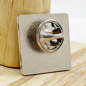 Nhà Cung Cấp Biểu Tượng Tùy Chỉnh Mềm Men Chữ Ve Áo <span class=keywords><strong>Pin</strong></span> Với Epoxy Kim Loại Bướm <span class=keywords><strong>Pin</strong></span> Quần Áo Trâm Tên Công Ty Quảng Trường Huy Hiệu - Product Image 3
