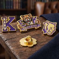 Épingles scolaires 3D mignonnes violettes et dorées de qualité supérieure, épingles en émail métallique personnalisées avec logo, lettres et chiffres pour clubs d'étudiants, anciens étudiants et événements d'équipe
