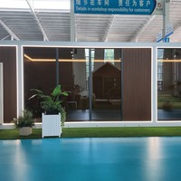Cabane de jardin préfabriquée personnalisable avec mur à lattes verticales et grande porte vitrée pour projet de conception d'atelier à domicile