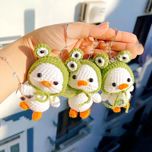 Porte-clés artisanal mini pingouin en crochet, personnalisable, couleur classique, technique de tissage de dessin animé, changeant de couleur - Product Image 1