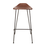 Tabourets de bar de style industriel avec pieds en acier robustes et coussin confortable pour les intérieurs d'hôtels, de restaurants, de cafés et de bistrots