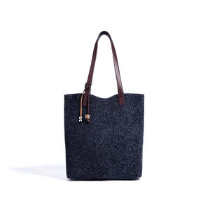 Sac à bandoulière en nubuck pour femme, fabriqué sur mesure – Poignée en cuir marron et détail breloque, le cadeau de Saint-Valentin attentionné pour elle - Product Image 1