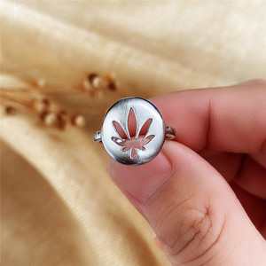 Anello Traforato a Foglia d'Acero per Donne, Gioiello Ispirato alla Natura per Uso Quotidiano - Product Image 4