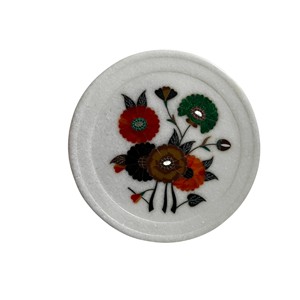 Assiette ronde artisanale moderne en marbre blanc avec incrustation de nacre et motifs floraux, style MOP Art, pour décoration d'hôtel et service alimentaire - Product Image 2