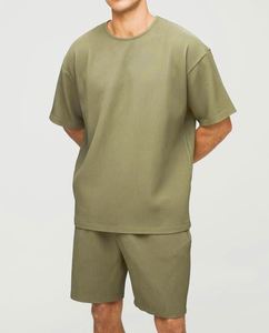 ชุดออกกำลังกายแบบกำหนดเอง เสื้อยืดโอเวอร์ไซส์จีบสีเขียวมะกอกหลากสี และกางเกงขาสั้นทรงหลวมความยาวปานกลาง - Product Image 1