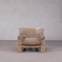 Fauteuil d'appoint rustique de style ferme avec structure en bois et coussins en tissu doux pour chambre ou salon