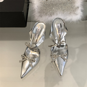 Nuevas Sandalias de Mujer Plateadas de Cuero con Pedrería y Lazo, Tipo Mule con Tacón Fino y Alto - Product Image 3