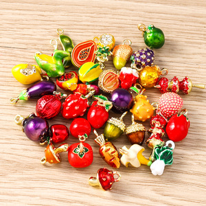 เวนี่ แพ็คละ 5 ชิ้น: จี้ผักเทียมแบบใหม่, อุปกรณ์ตกแต่งสร้อยข้อมือรูปผลไม้สามมิติ - Product Image 3