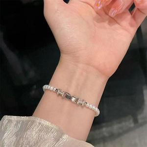 สร้อยข้อมือไข่มุกน้ำจืดทรงเกือบกลม ขนาด 4-5 มม. คุณภาพสูง ดีไซน์แบบหัวเข็มขัด H ของแบรนด์เดียวกัน รุ่น Zhizhen - Product Image 2