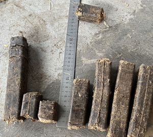 Presse à briquettes de biomasse en forme de cube, machine à briquettes de paille de riz et de fumier animal, extrudeuse de granulés de fibres de palmier et de déchets plastiques - Product Image 2