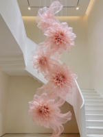 Installation suspendue géante en organza effet rêve, motif Dahlia, pour décoration d'escalier de mariage, toile de fond de photomaton, ornement artistique pour vitrine d'événement