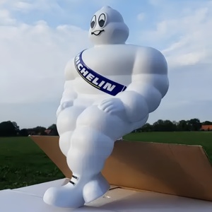 Modèle de sculpture de homme en fibre de verre, design emblématique, surface brillante, résistant aux intempéries, pour affichage publicitaire en magasin de pneus ou garage - Product Image 1