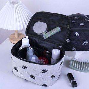 Sac de maquillage floral 2023, nouvelle collection, vente en gros, grande capacité, sac de voyage portable, trousse de toilette tendance - Product Image 4