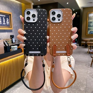 <span class=keywords><strong>Funda</strong></span> de Teléfono con Diseño de Cuero y Etiqueta en Inglés con Puntos Simples Estilo Coreano para <span class=keywords><strong>iPhone</strong></span> 16 15 14 13 Pro Max con Correa de Mano - Product Image 1