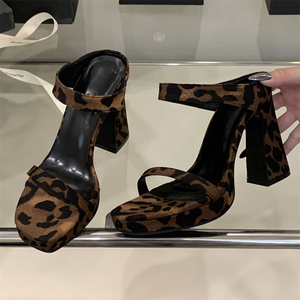 Sandalias de Tacón Cuadrado con Estampado de Leopardo Negro, Primavera-Verano 2025, Estilo Europeo Americano, Cómodas, Tacón Grueso Plateado, Transpirables - Product Image 1