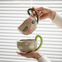 Mug en Céramique Créatif à Grande Poignée, Motif Floral Peint à la Main (Marguerite, Tulipe, Hortensia), Tasse Unique pour le Petit-Déjeuner et le Café