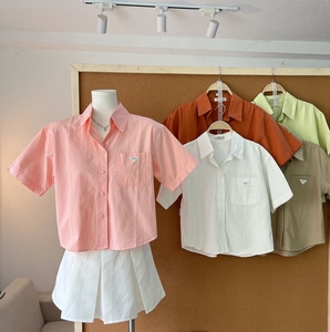 Chemise kaki en coton à manches courtes pour femme A691 avec poche décorative et détail d'étiquette en plastique, col rabattu avec poche, style décontracté - Product Image 1