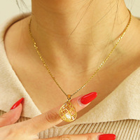 Collier pendentif élégant en acier inoxydable pour femme, avec grille creuse en forme de goutte d'eau et perle intérieure, idéal pour le quotidien