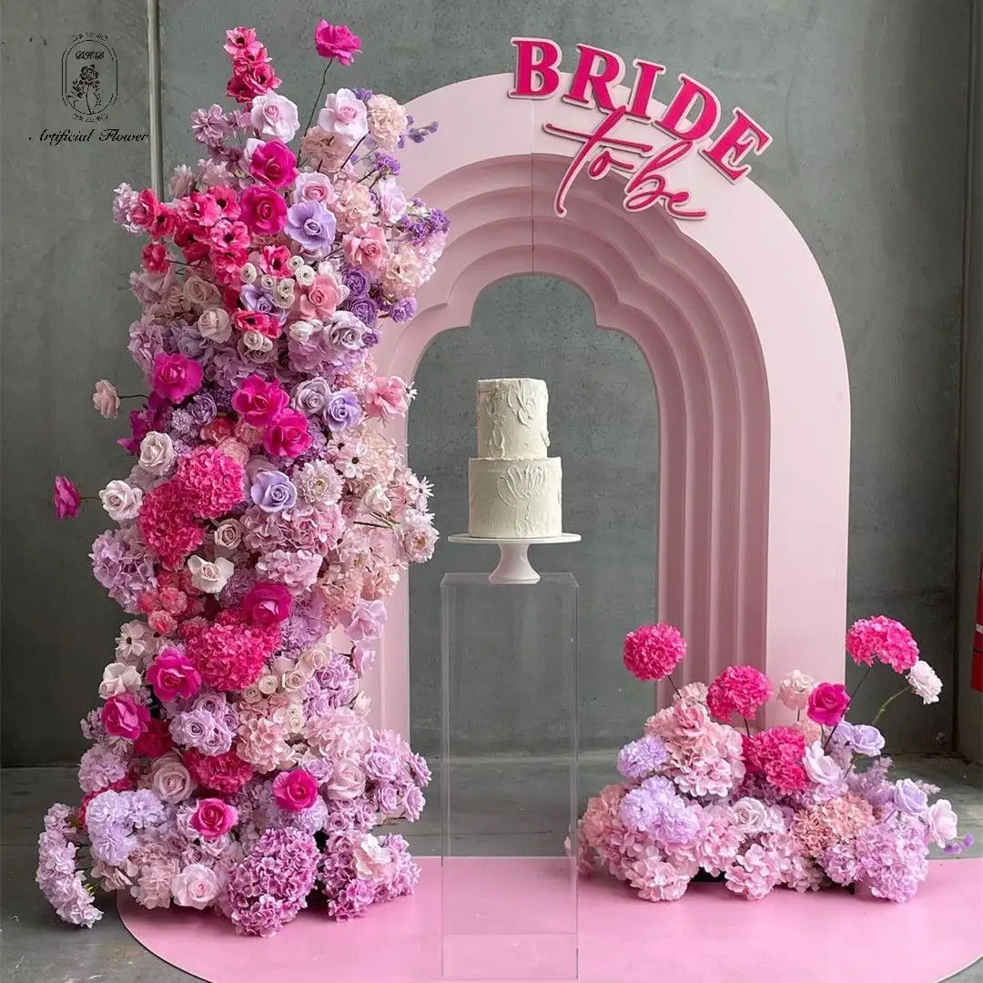 Arco per matrimonio con rose rosa, disposizione di fiori artificiali