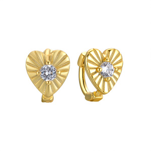 Pendientes de tuerca de corazón plisados de Plata de Ley 925 con diseño de brillo radiante de circón micropavé, joyería artesanal única para mujer - Product Image 4