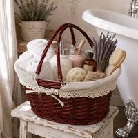 Cesta Decorativa de Armazenamento para Banheiro em Vime Oval Trançado à Mão com Acabamento em Mogno, Forro de Algodão Bordado Floral e Detalhes em Renda de Crochê