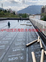 Base de tapis en polyester avec membrane imperméable et revêtement anti-vieillissement pour travaux de terrasses de bâtiments industriels