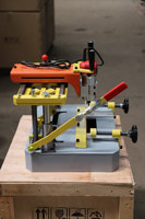 Machine de perçage et de fraisage portable pour le traitement des trous de serrures des profilés de portes et fenêtres en PVC et en aluminium