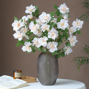 Flores de Camelia Artificiales Ruilisi, de Seda, con 5 Ramas, para Decoración de Bodas y Hogar, Hechas a Mano - Product Image 1