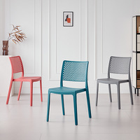 Chaise de salle à manger en plastique empilable, style crème, moderne et épaissie, pour salon et bar, usage commercial et domestique, idéale pour une utilisation prolongée.