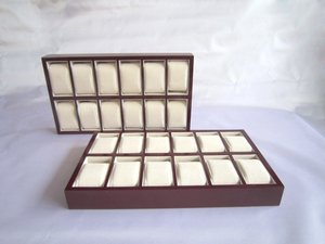 Boîtes à bijoux rectangulaires en <span class=keywords><strong>bois</strong></span>, organisateur de rangement, étui de présentation anti-poussière, coussin de présentation de <span class=keywords><strong>montre</strong></span> en microfibre personnalisé, support de <span class=keywords><strong>montre</strong></span> - Product Image 1