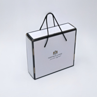 Boîte cadeau en carton personnalisée avec logo, poignée et insert découpé pour l'emballage de tasses