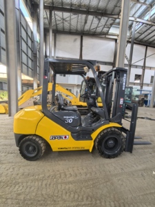 Chariot élévateur Komatsu Fd30 d'occasion à prix abordable Chariots élévateurs hydrauliques diesel de 3 tonnes Chariot élévateur Komatsu fd30 d'occasion en vente - Product Image 5