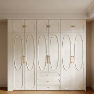 Armario de Lujo Estilo Francés Personalizado Balom con Acabado Blanco Crema, Puertas Verticales con Paneles, Tiradores Largos Dorados y Diseño de Pared Completa - Product Image 2