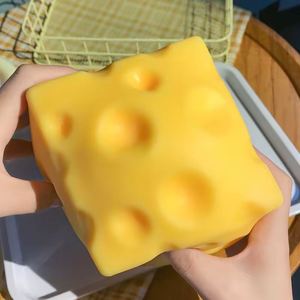 Pelota Antiestrés Gigante en Forma de Cubo Amarillo, Juguete Jumbo de Queso Blando - Product Image 2