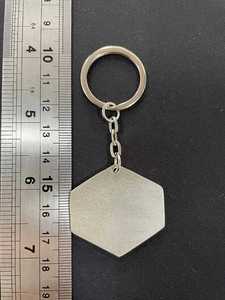 Les fabricants personnalisent votre propre logo avec des porte-clés hexagonaux en métal argenté gravé et émaillé. - Product Image 2