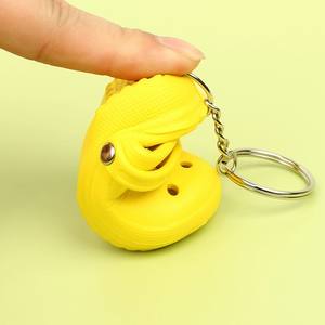 CHENXI Nouvelle Arrivée Accessoires Créatifs Mini Pantoufles Porte-clés Mignon Pendentif PVC Simulation Chaussure à Trous Porte-clés - Product Image 3