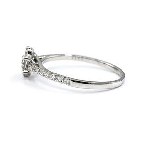Bague de fiançailles et de mariage classique en or blanc massif 18 carats, sertie de diamants ronds en grappe, design romantique sur mesure pour femme - Product Image 2