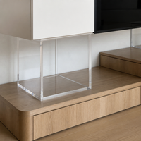 Armoire flottante sur mesure, système de rangement moderne et luxueux pour chambre à coucher avec pieds en acrylique transparent et banc en bois pour villa