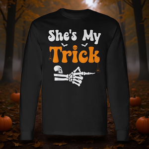 Camiseta de manga larga para parejas de Halloween con estampado de She's My Trick Skeleton - Product Image 3