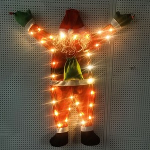 Décoration de Noël Père Noël en position grimpante amusante avec des gants verts, décoration de Noël suspendue pour l'intérieur et l'extérieur, grande taille 110 cm - Product Image 1
