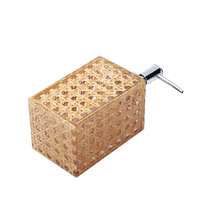 Vente en gros d'accessoires de salle de bain modernes Distributeur de savon en acrylique tressé de bambou 7X7X17Cm